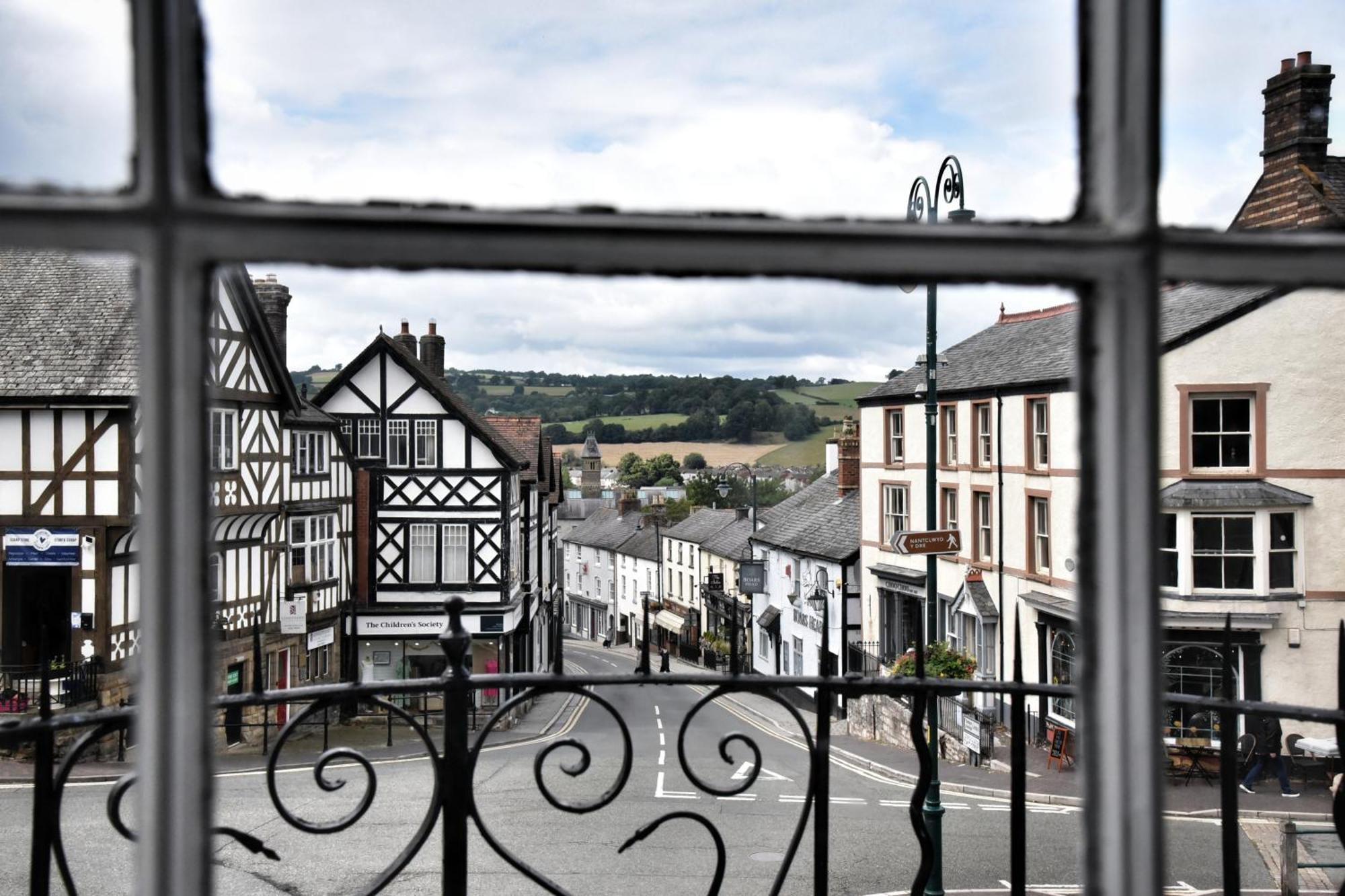 The Castle Hotel Wetherspoon Ruthin Exterior photo