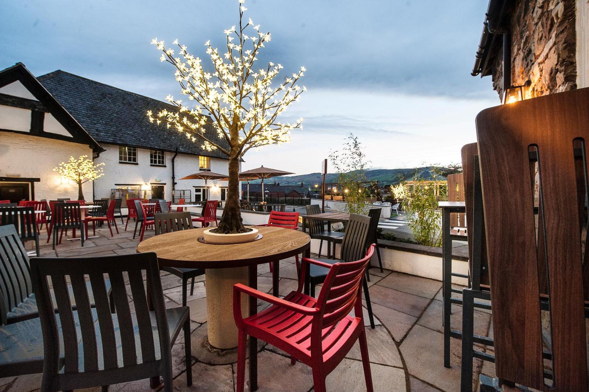 The Castle Hotel Wetherspoon Ruthin Exterior photo
