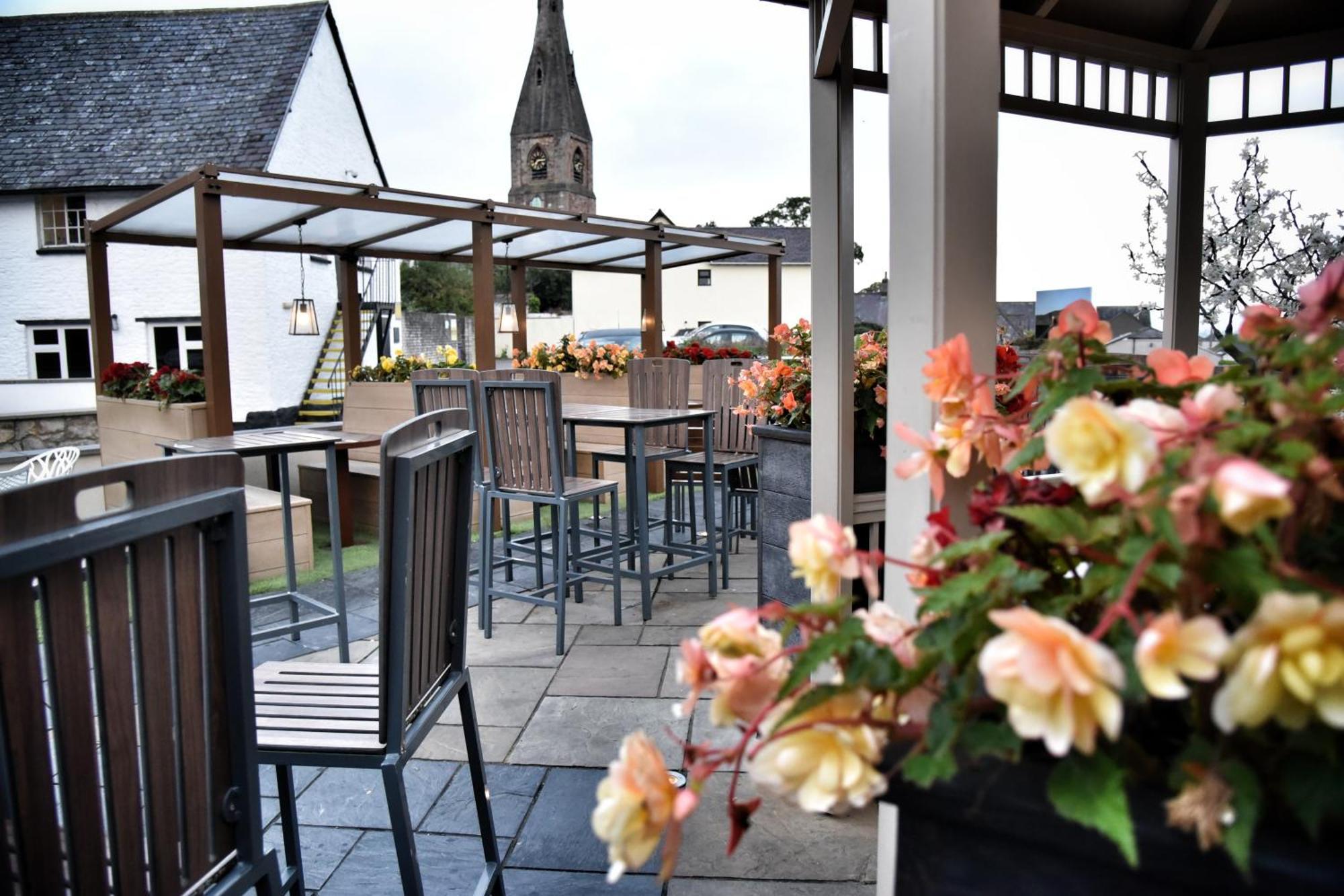 The Castle Hotel Wetherspoon Ruthin Exterior photo