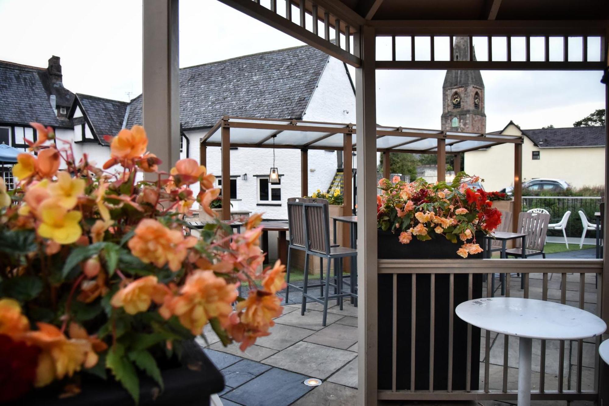 The Castle Hotel Wetherspoon Ruthin Exterior photo