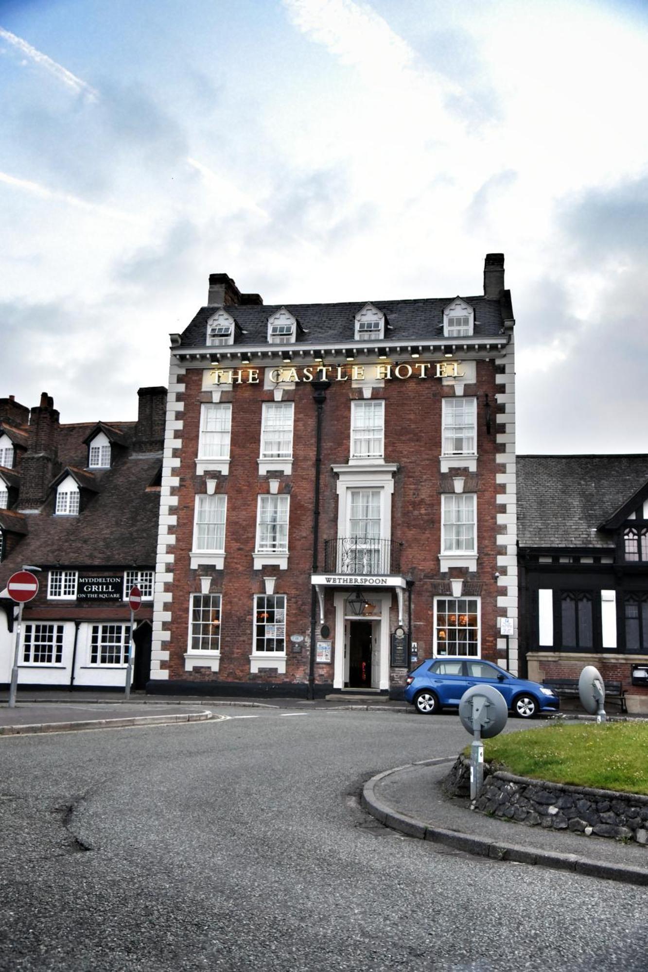 The Castle Hotel Wetherspoon Ruthin Exterior photo