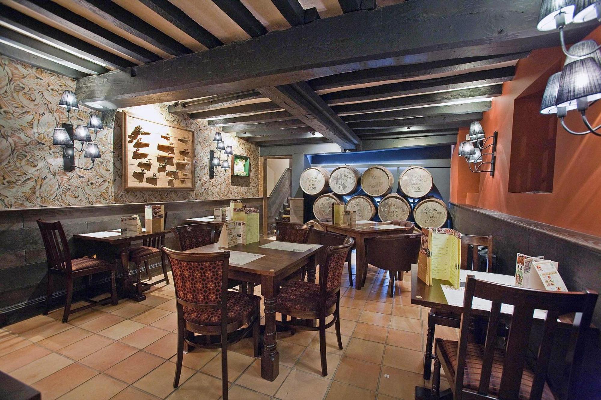 The Castle Hotel Wetherspoon Ruthin Exterior photo