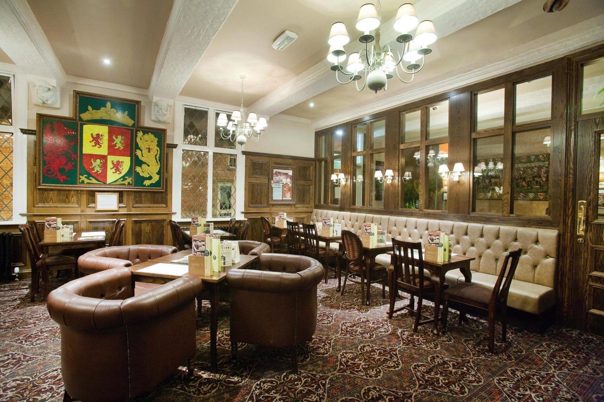 The Castle Hotel Wetherspoon Ruthin Exterior photo