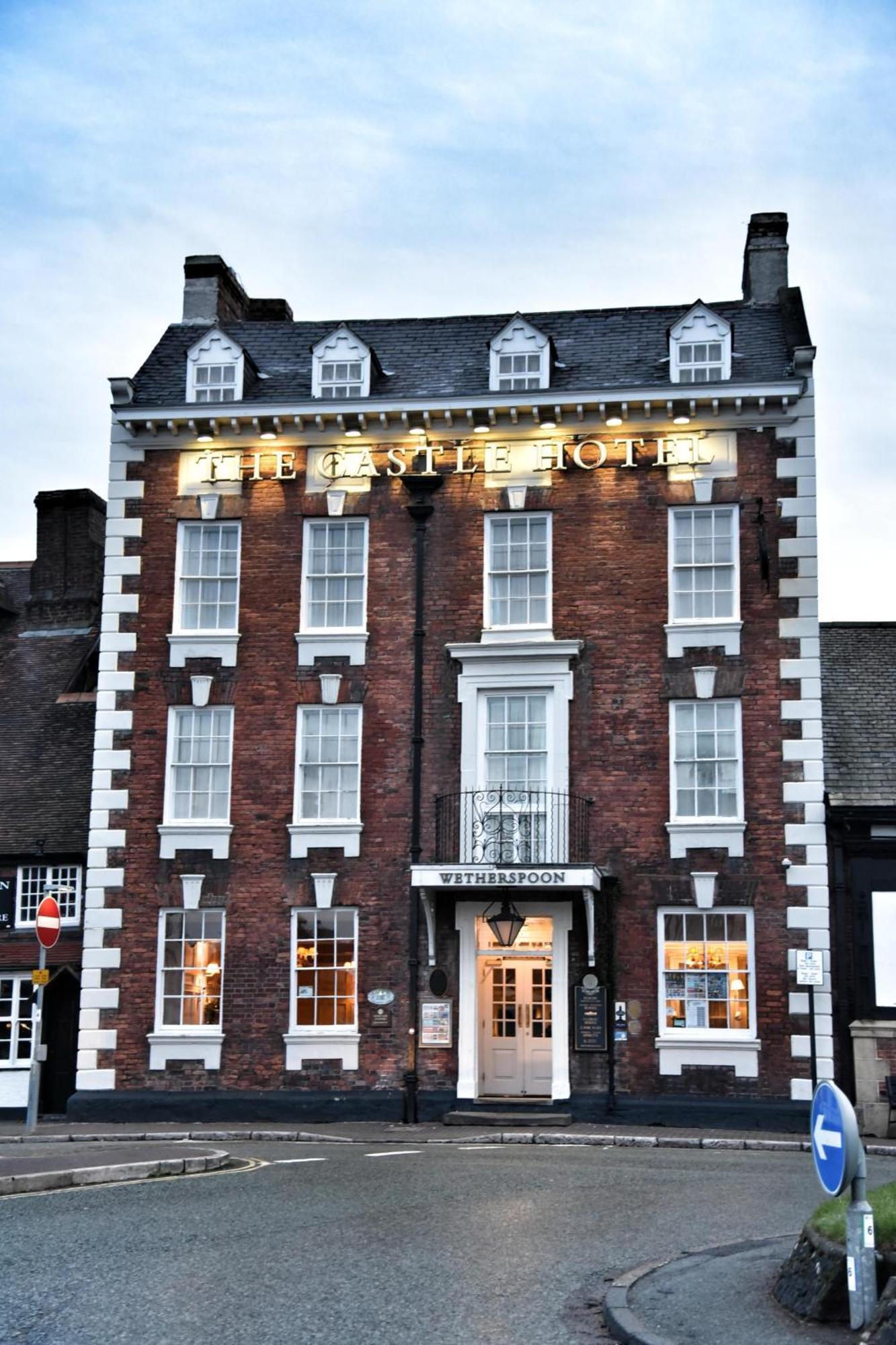 The Castle Hotel Wetherspoon Ruthin Exterior photo